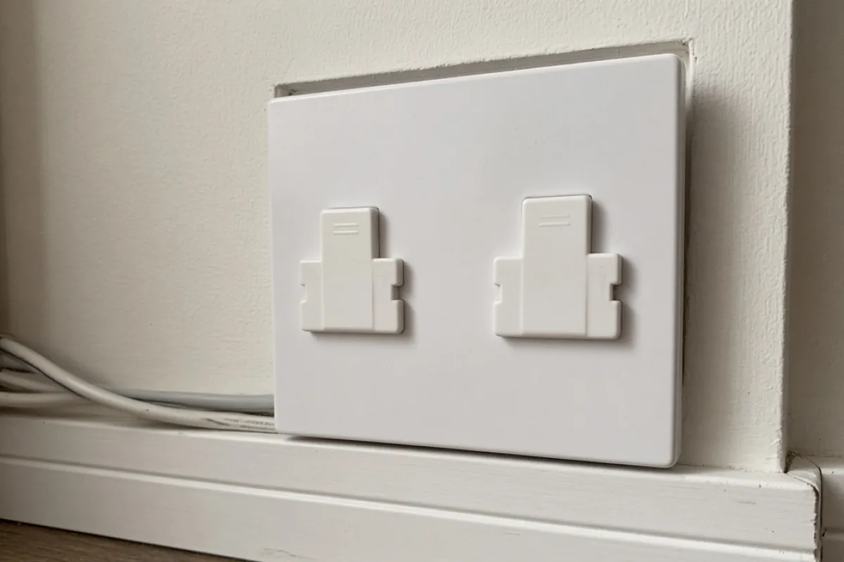 Bebek için priz ve elektrik kablosu güvenliği