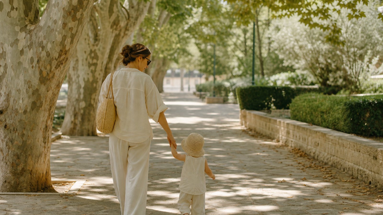 In Nicosia shade park write morning child yürüyen parent